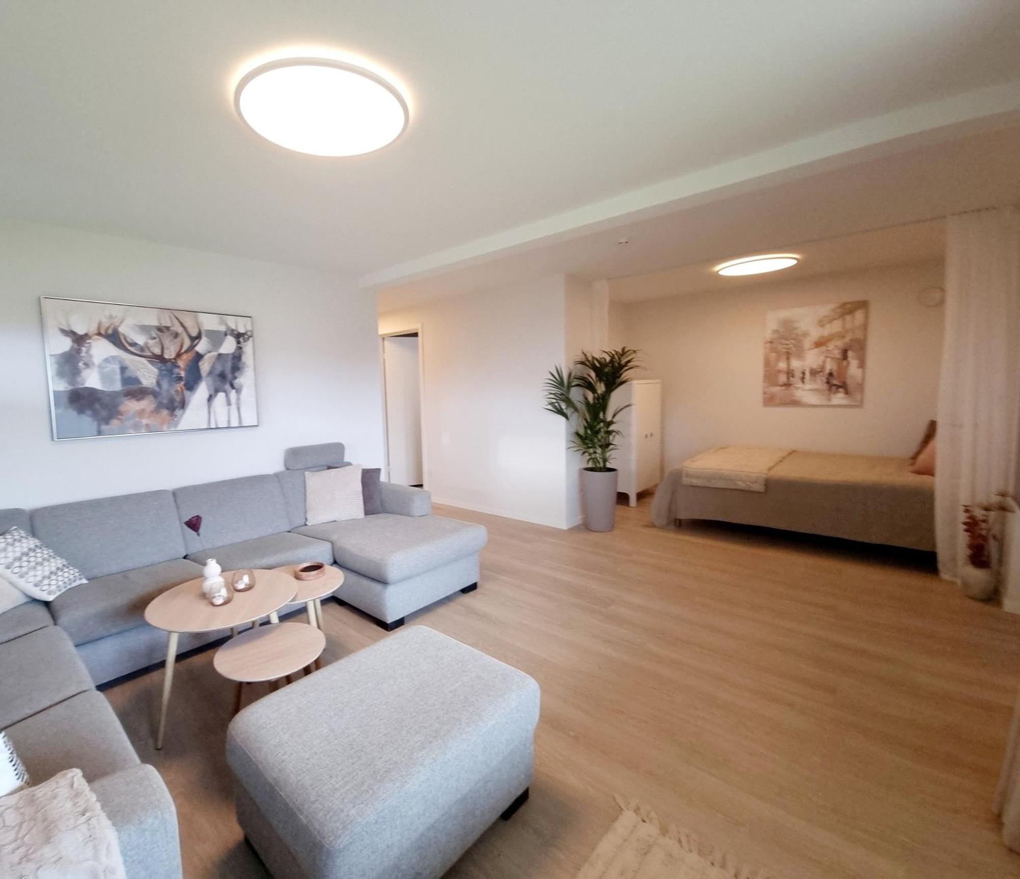 Apartment New Renovated Near The Airport With 3 Double Beds *